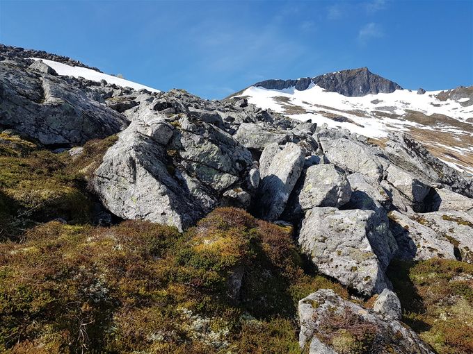 Opp skaret ved Hestefjellet, hvor det er en del ur som må passeres