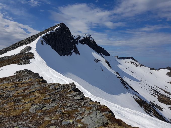 På egga på vei til Grøthornet. Bakerste topp er hovedtaoppen. Skavl som en ikke må gå ut på.