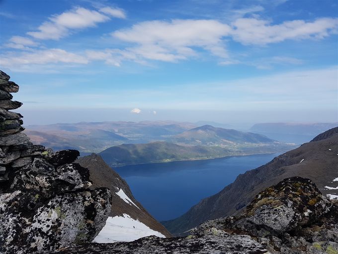 Utsikt fra Grøthornet mot vest mot Vartdalsfjorden og Hareidlandet