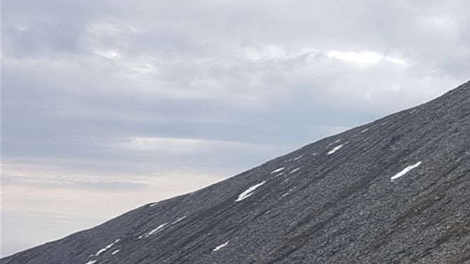 Veien opp til LIahornet gikk langs en rimelig godt markert sti langs egga. Den ser vanskelig ut, men var det ikke.