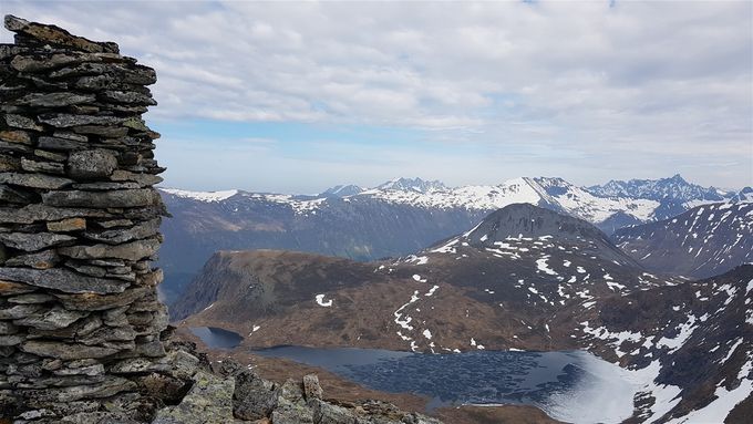 Varden på Raudetindane med Storerisaskarvatnet og Breidfjellet og Levandehornet i bakgrunnen for vatnet. God utsikt på Sunnmørsalpene også her