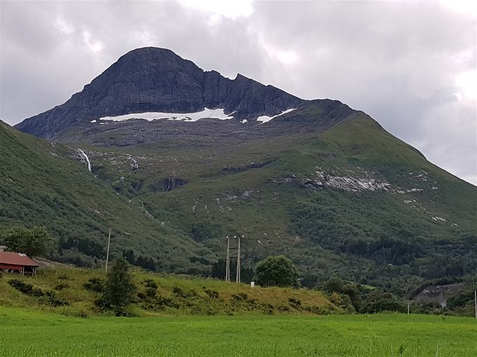 Nonshornet ved Standal sett fra dalen. Oppgang var fra dalen på baksiden av fjellet