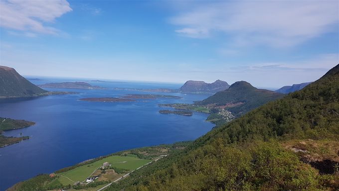 Utsikt ut Vatnefjorden fra Hovsetsetra. Dryna og Midøya ut i havet og Hellenakken til høyre