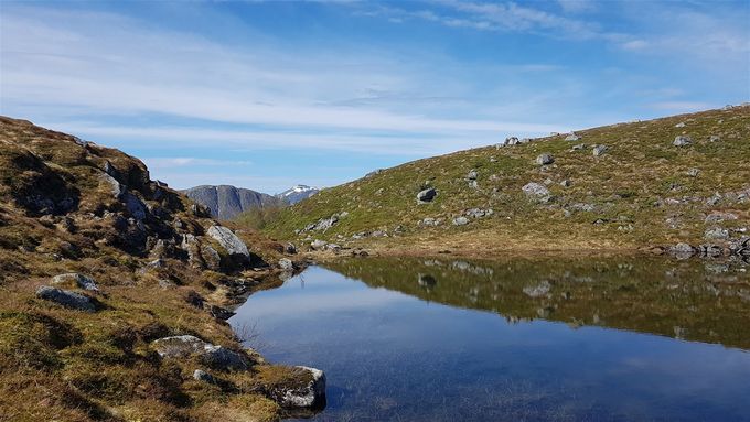 Hovsetvatnet sett fra nord. Grøtshornet og Storhornet i bakgrunnen. Stien opp til Grødet går på venstre side