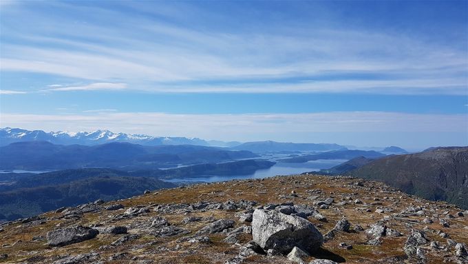 Utsikt fra Grødet med Ålesund i det fjerne litt høyre for midten