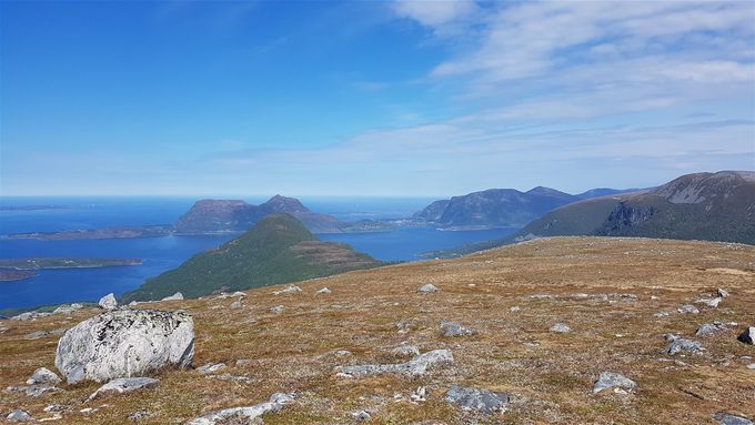 På Hovsetheia med Hellenakken omtrent midt i bildet. Veien videre går mot høyre side av bildekant for å komme over skaret til Hellenakken