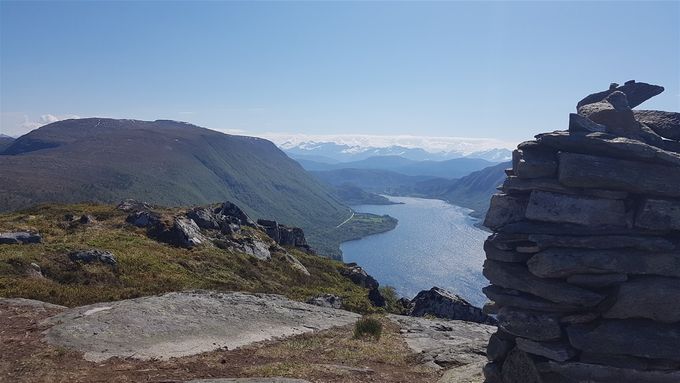Toppvarden på Hellenakken. Tilbakeblikk på ryggen en gikk over med Vatnefjorden ned til høyre