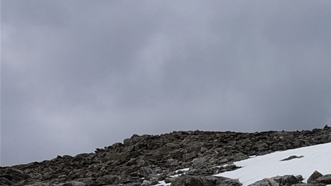 På vei mot toppen med toppvarden på Saurdalsnibba i bakgrunn