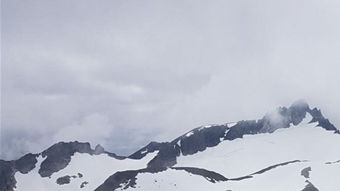 På toppen av Saurdalsnibba med utsikt vest med Brekketindane til venstre og til høyre litt av ryggen på Brunstadhornet
