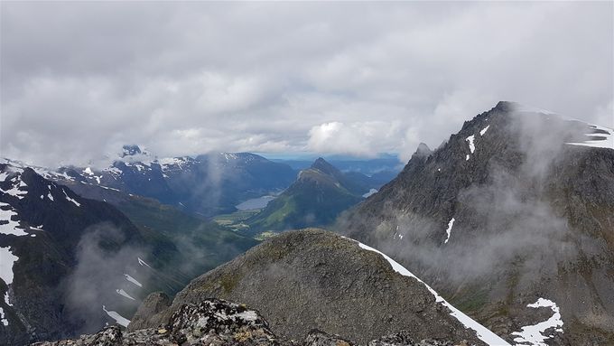 Utsikt fra Saurdalsnibba mot nord ut mot Velledalen og Dravlauseggen midt i bildet. Til høyre ligger Dalemannshornet med Nordre Dalemannshorn som en liten topp foran