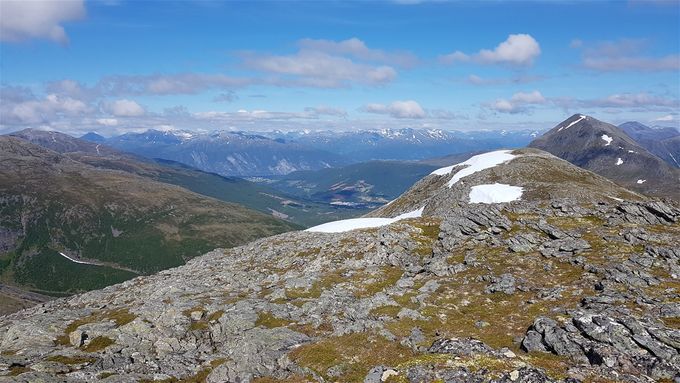Utsikt utover toppmassivet på Bolten  med Storhornet til hølyre og Stranda med Storfjorden omtrent midt på bildet