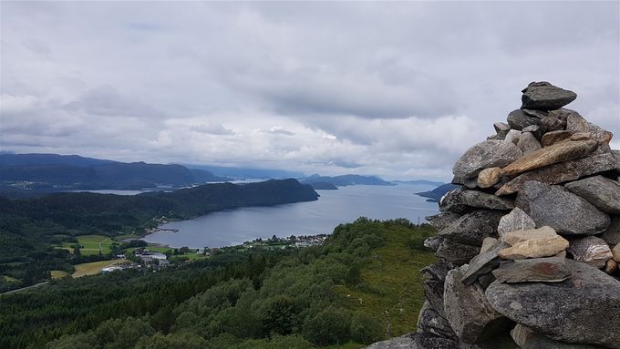 Utsikt fra Ramnfloget mot vest med Ålesund omtrent midt på bildet. Tenfjord ned til venstre