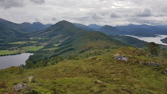 Utsikt fra omtren Ramnfloget med Grasdalsfjellet midt på bildet. Det er en lang rygg å gå med mange små åser. Ofte var det best å ligge noe til høyre for 