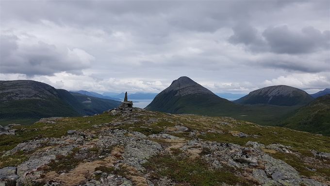 Fra en av toppene på veien. Utsikt mot nord med Melen midt i bildet og fjorden ved Fiksdal. Til høyre Oterfjellet og til venstre Litleskjerdingen
