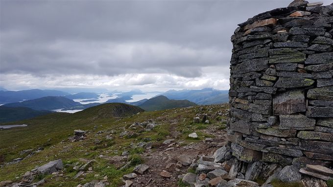 Utsikt fra toppen på Frostadtind mot vest hvor turen startet ca . 14 km lengre ute