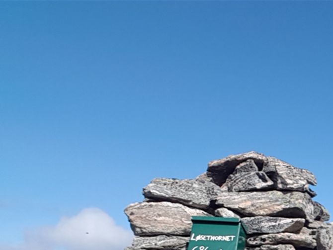 Turlaget på Løsethornet. Martin Ervik, meg og Felix P. Råheim. I bakgrunnen ser en ned mot Ramstaddalen og Storfjorden