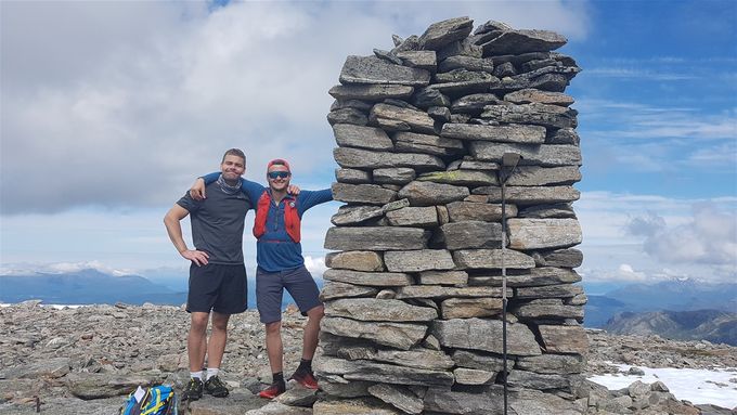 Toppvarden på Auskjeret med Felix Råheim og Martin Ervik. En gjenglemt skistav fra vinterens toppturer hang på varden