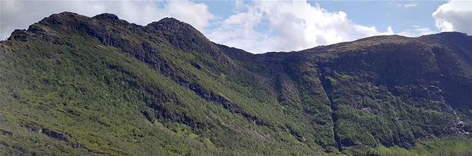 Panoramabilde hvor en kan se Barbrotua til venstre, Husnakkhornet midt på bildet og Auskjeret til høyre