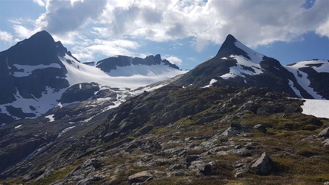 Starten på oppstigningen , først til venstre for ryggen og så på selve ryggen til venstre for snøflekkene