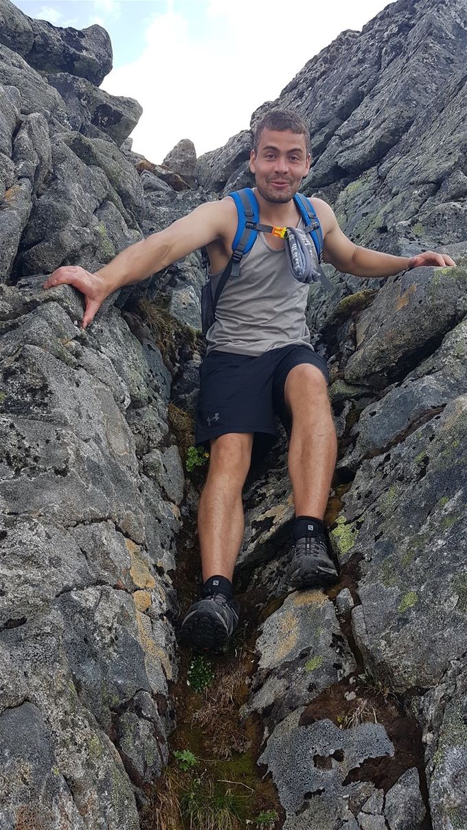 Min sønn, Felix , på vei ned skaret som var veien opp på egga mot toppen helt på slutten av oppstigning