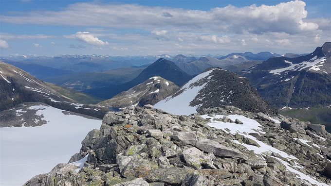 På ryggen bakom toppen av Skardstinden. Toppen nedenfor Skardstinden er Bolten og Storhornet og ned til venstre Strandadalen