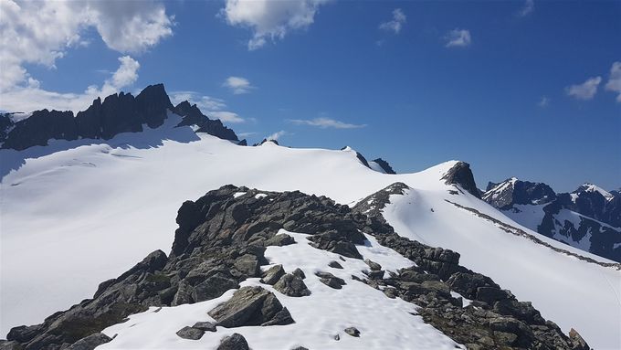 Utsikt mot Habostadbreen og Brekketindane i vest