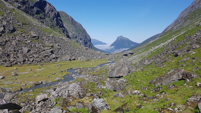 Etterhvert blir det mer ur i dalen. Her sett mot Brunstad. Dravlauseggen sett i bakgrunnen