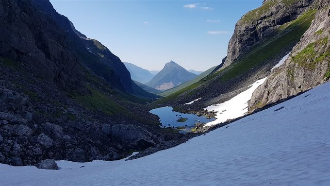 Lengre inn i dalen, men sett ut mot Brunstad. Det kan til ut på sommeren være en del snøflekker i dalen som må passeres. Pass på å ikke gå over elveløp.