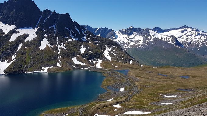 Her ser en samme endemorene i enden av Storevatnet sett fra motsatt side. Nordre Dalemannshorn til venstre