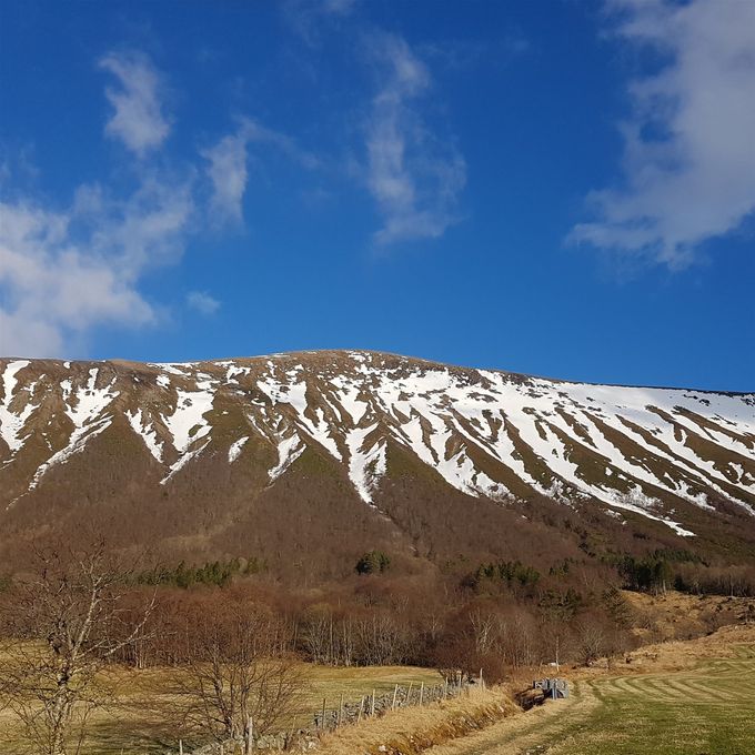 Her ser flere sidemorener eller morenerygger nedover Klovetind (Klovekinn) sett fra Masdal