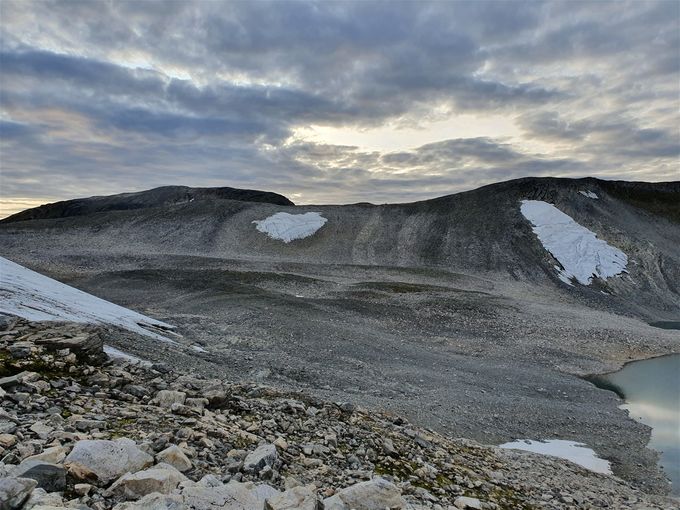Her er et mer disorganisert landskap av små morenehauger. I dalen mellom Blåfjellnibba og Vatnedalsegga