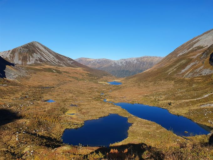 Utsikt fra høyden som er avstikker fra stien gjennom dalen. Her ser en tilbake mot Årsetdalen. Levandehornet til venstre.