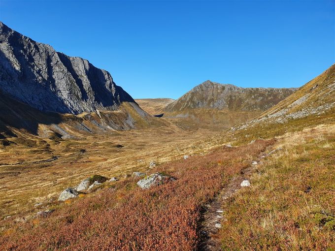 Stien innover dalen fra sørsiden. Ørstamunnen midt på bildet og Tverrfjellet mot høyre.