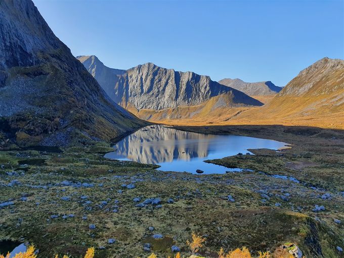 Utsikt over Trollkoppvatnet. Stabbener fjellet midt på bildet. Bakom der igjen ser en Grøthornet (det finnes minst 2 andre Grøthorn i Ørsta kommune)