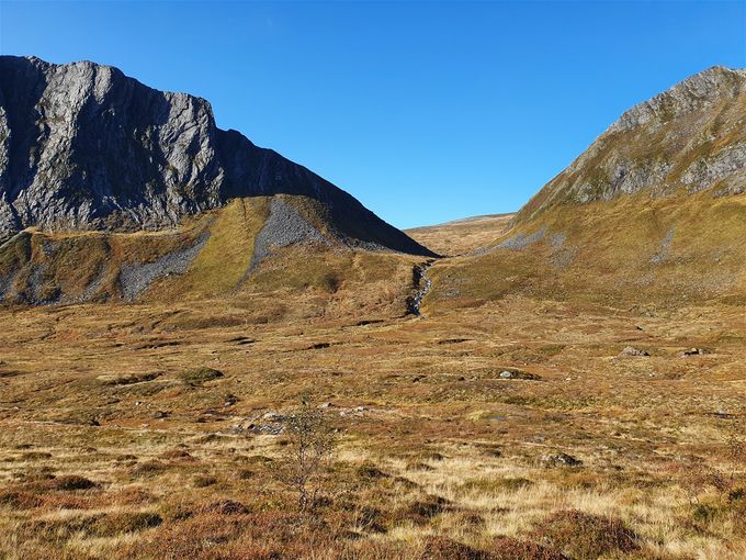 Ørstamunnen er skaret midt på bildet. Hestefjellet ligger i bakgrunnen