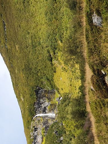Oppover lia her går en. Ikke så tydelig sti til å negynne med, men etterhvert ser en rød merking på tre. Stien går på venstre side av elva og fossen
