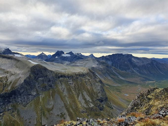 Utsikt mot nordvest og Smørskredtindane omtrent midt på bildet og Leirvasshornet litt til høyre. Vasshornet  nørmest over dalen. Dalen som går ned til venstre kalles Strandamolskreddalen