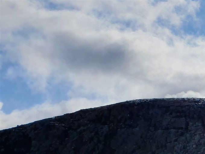 Her ser en siste del av ryggen opp mot Kalvedalsegga. Valgte å gå under nærmeste bre og opp i ura til høyre for denne