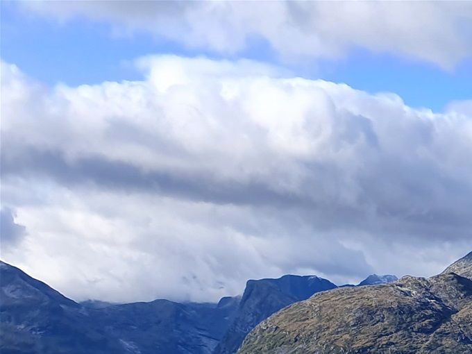 Veien ned fra Slettehornet mot Toskedalssætra. Ser enklere ut enn det var pga noen mindre fjellhammere og mye myr