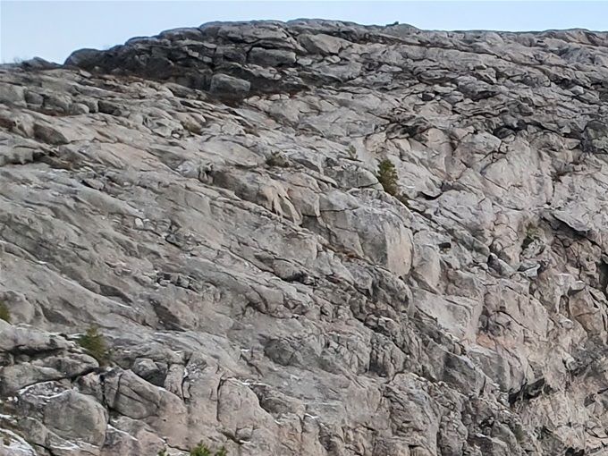 Åpningen på Hanshelleren litt til høyre for midten