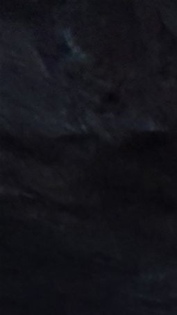 Utsikt fra helleren. Det er mulig å se klatretau som henger ned fra taket