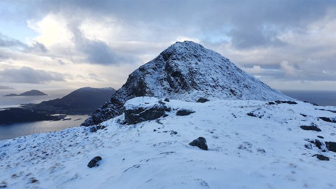 Her ser en ut mot Gjøna. Turen opp går på høyre siden av fjellet etter start midt på opp mot fjellet. Godt merket.