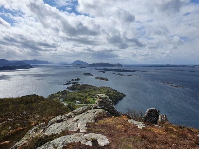Utsikt mot vest fra Uføra. Under ser en Hamnsund. I bakgrunn Valdewrøy og Godøya, til venstre ligger Ålesund sentrum med Sula og Hareidlandet i bakgrunn
