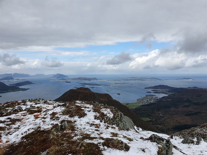 På Storhornet med utsikt mot vest og Litlehornet. Søvika ned til høyre