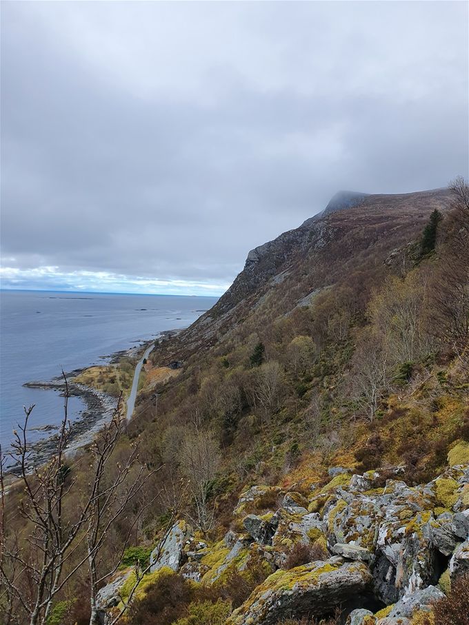 På vei opp mot Roppehornet som er dekket av ett lite slør av tåke. Mye tåke denne dagen (25.04.20)