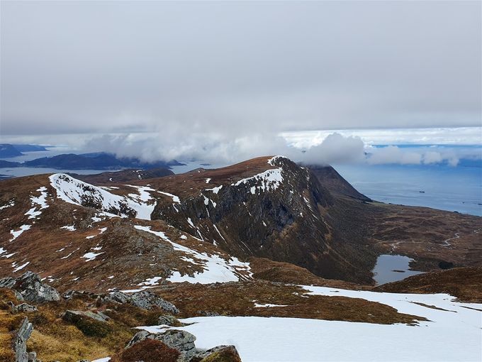 På Brørene med utsikt mot Sarshornet og Breidfjellet. Roppehornet dekt av tåke.