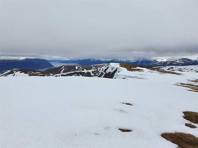 Utsikt fra Brørene mot sydøst mot Sunnmørsalpene, Storfjorden og Sula
