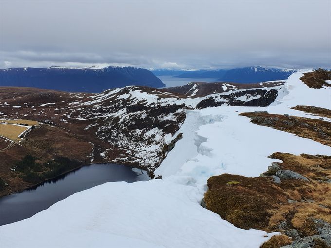 Utsikt mot nordøst. Brørevatnet under Brørene. Mye snøskavler enda på nordside 25.04.20