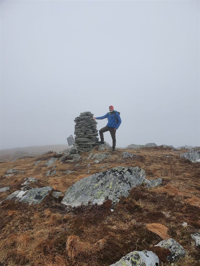 Dagen turen ble tatt, var det tett tåke i perioder. Stien var greit å følge. Her på Breidfjellet