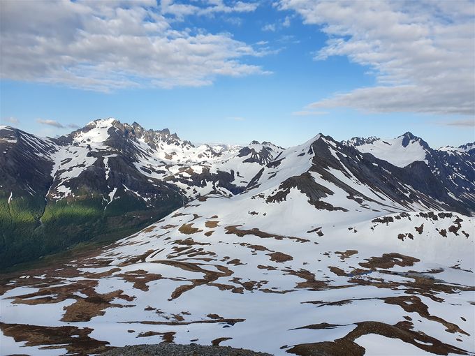 Utsikt mot sørøst med Middagshornet nærmest og til venstre ser en mot Molladalen med Jønshorn mm. og til høyre ser en Romedalen og Romedalstinden